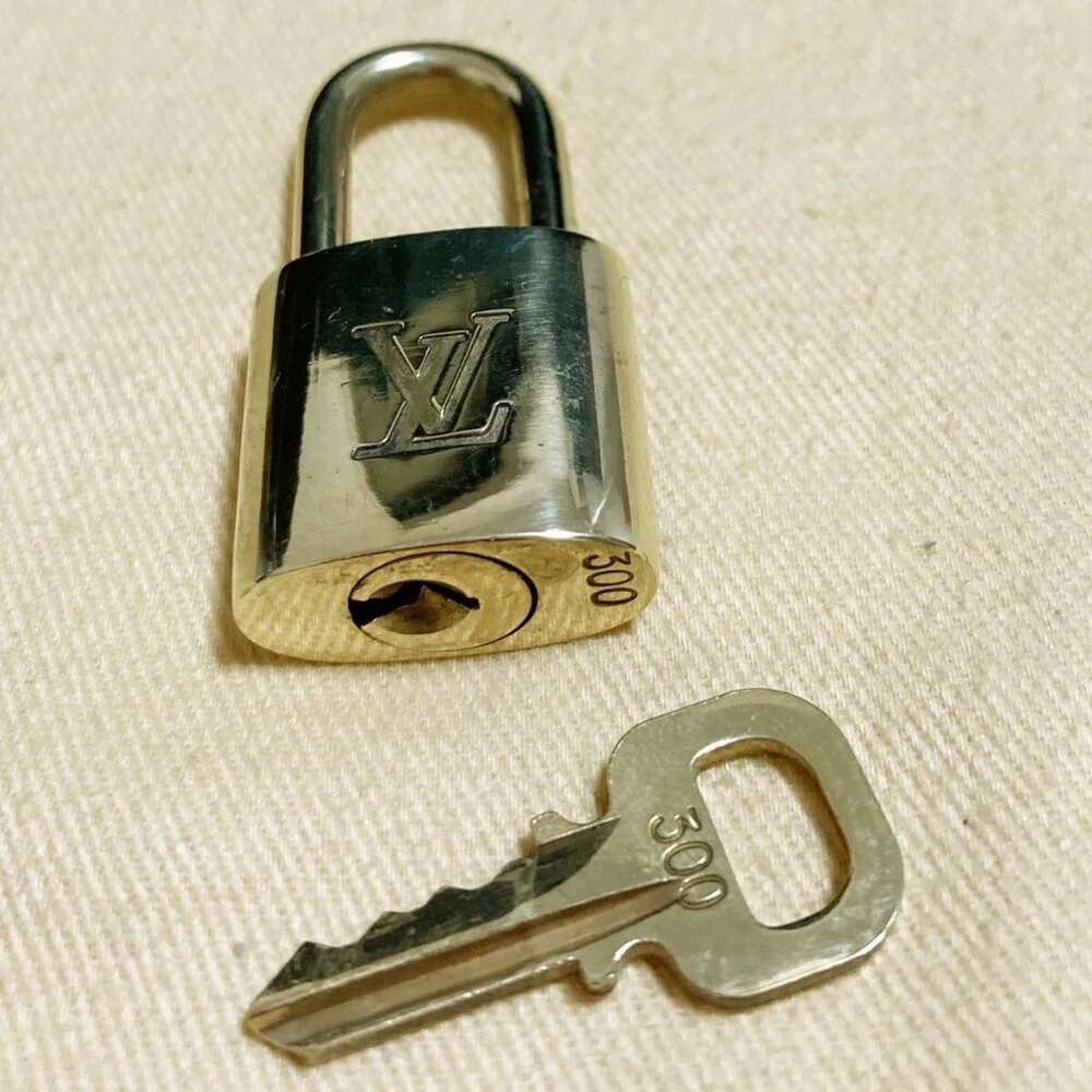 LOUIS VUITTON LV 10 SET PADLOCK KEY CHARM CADENA GOLD-PLATED FRANCE